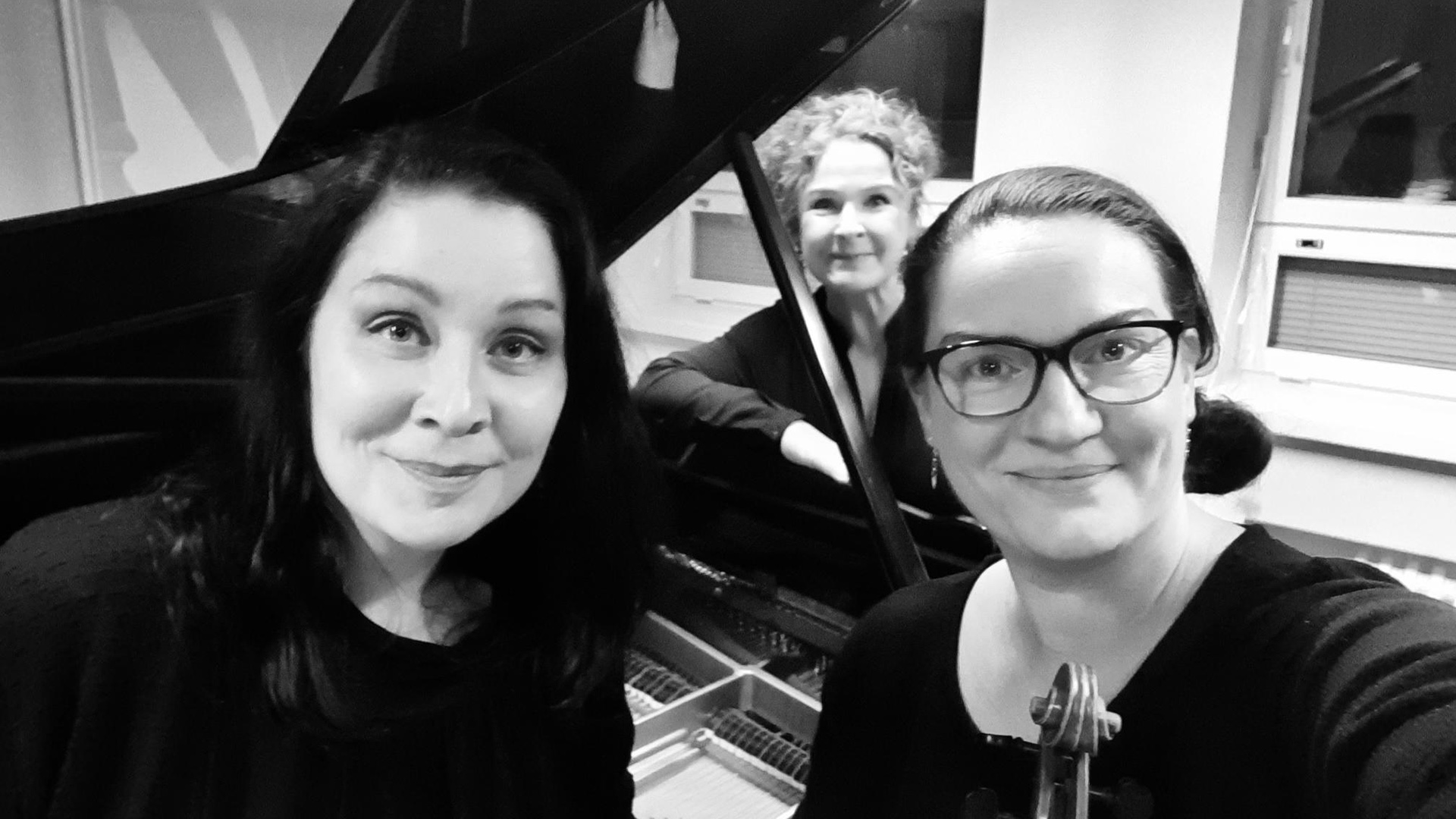 Kuva kolmesta muusikosta