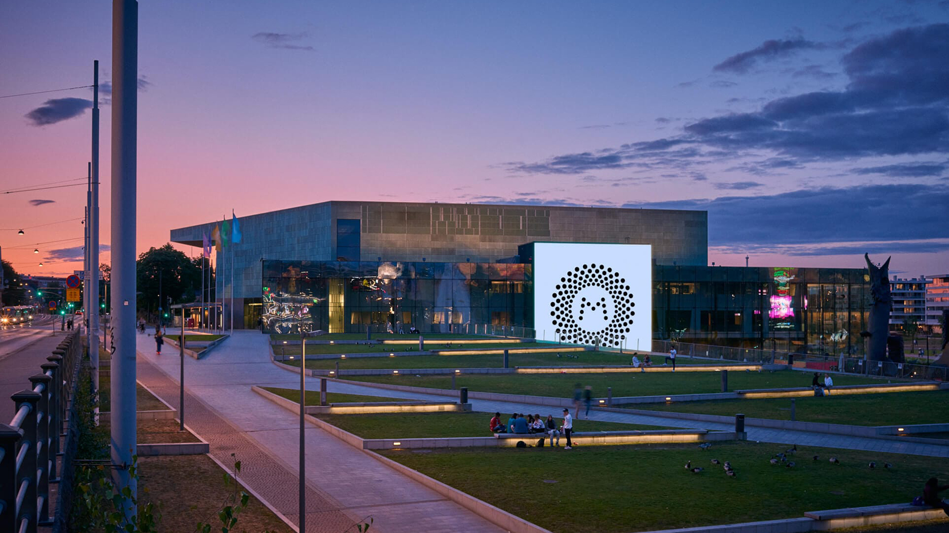 Musiikkitalon mediaseinä auringonlaskun aikaan