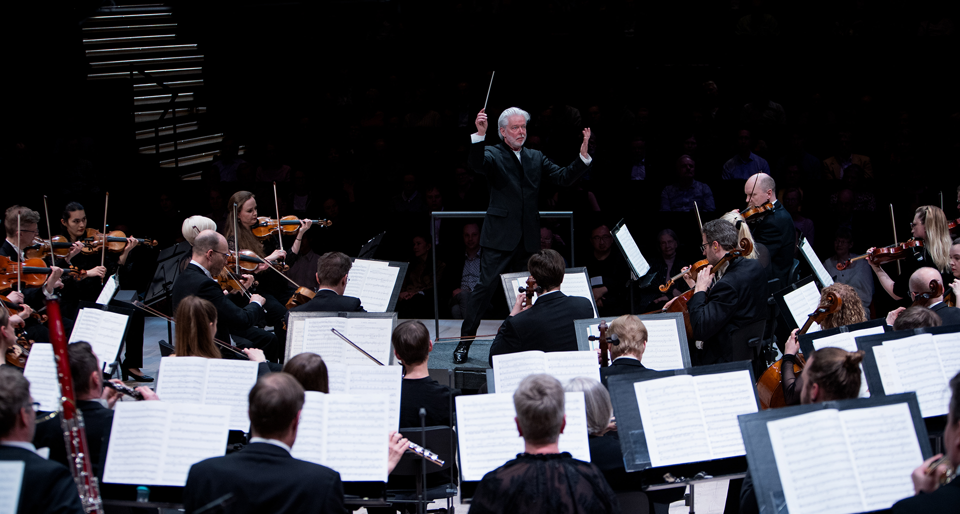 Jukka-Pekka Saraste johtaa orkesteria