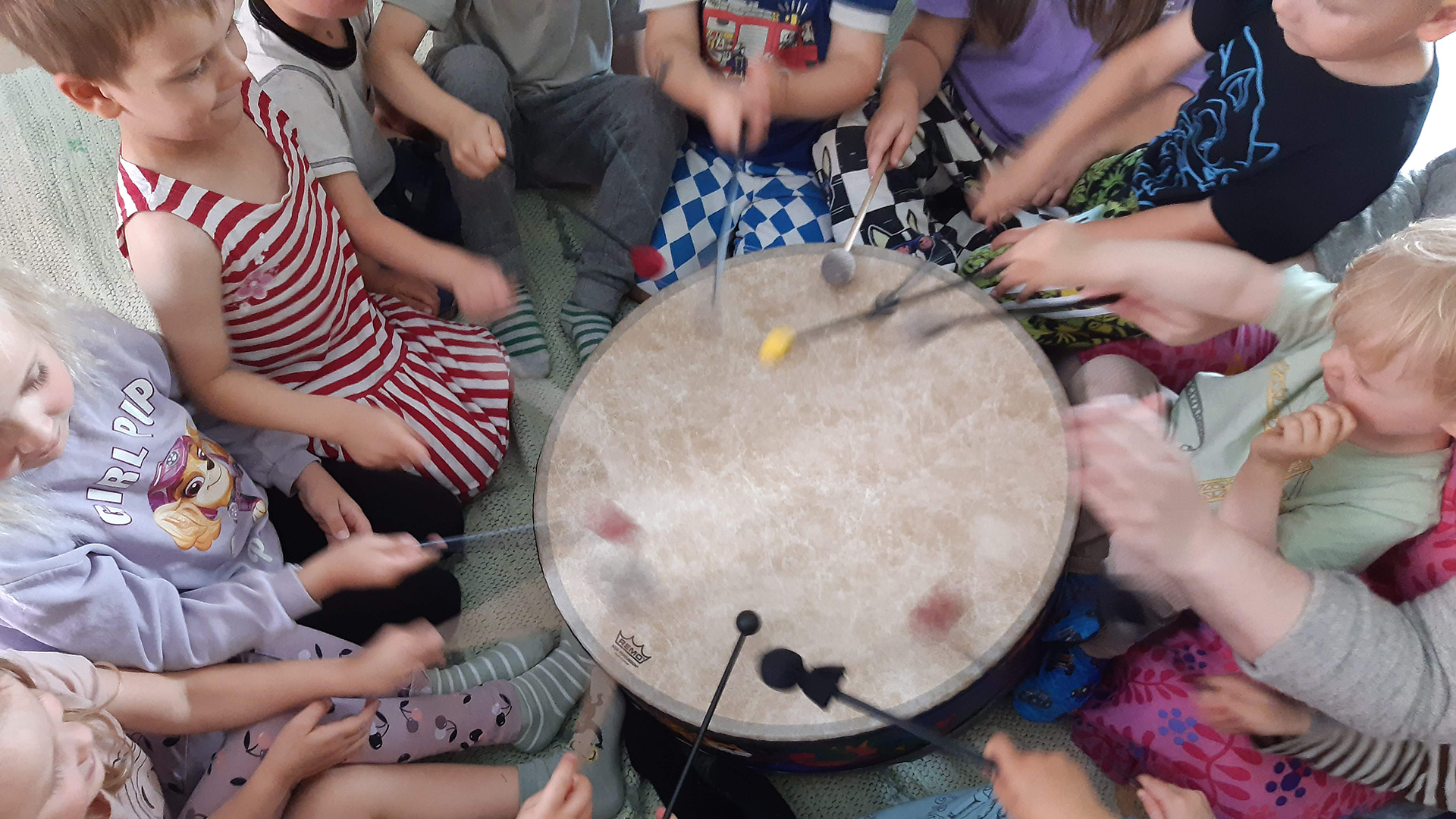 Musakärry lapset soittavat rumpua