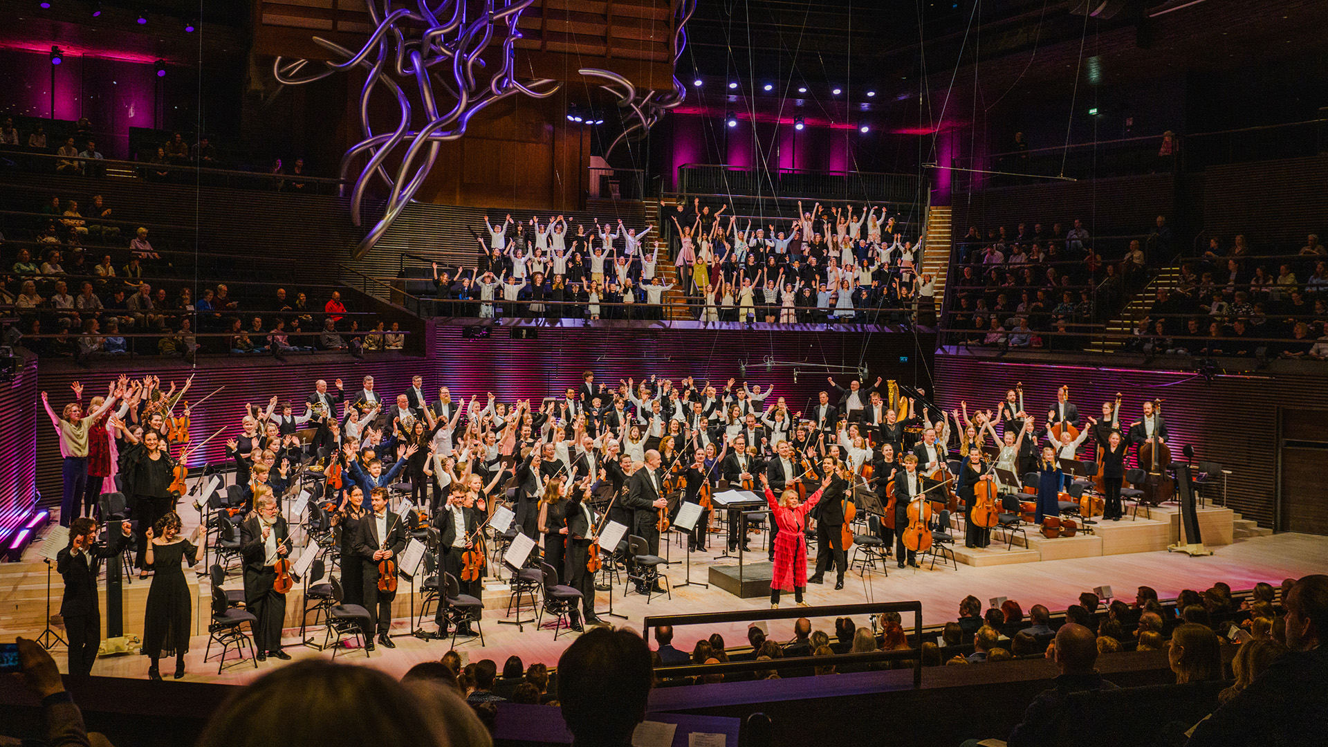 Iloisia soittajia Musiikkitalon lavalla