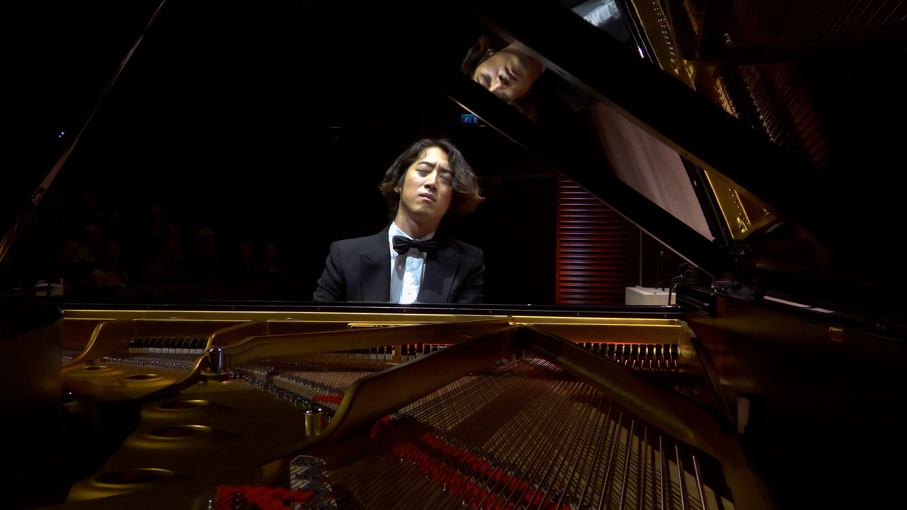 Hayato Sumino soittaa pianoa