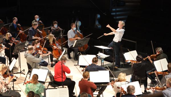 Susanna Mälkki ja Helsingin kaupunginorkesteri