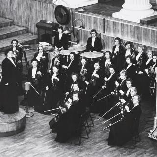 Kapellimestari Heidi Sundblad-Halme ja Helsingin Naisorkesteri