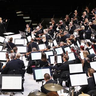 Helsingin kaupunginorkesteri Musiikkitalon lavalla. Kuva: Maarit Kytöharju