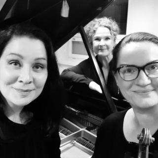 Kuva kolmesta muusikosta