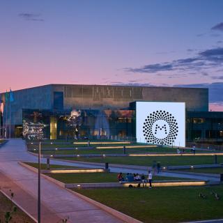 Musiikkitalon mediaseinä auringonlaskun aikaan