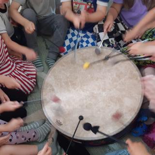 Musakärry lapset soittavat rumpua