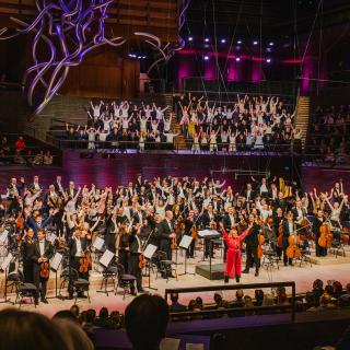 Iloisia soittajia Musiikkitalon lavalla
