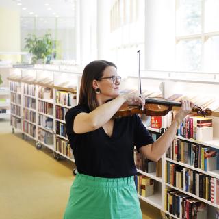 Elina Viitasaari soittaa viulua
