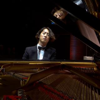 Hayato Sumino soittaa pianoa