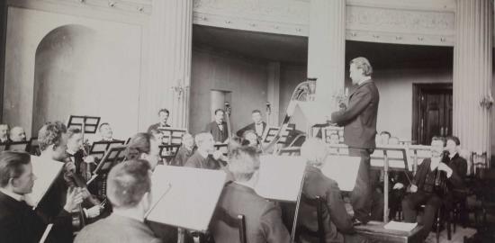 Sibeliuksen orkesteri Kajanus johtaa